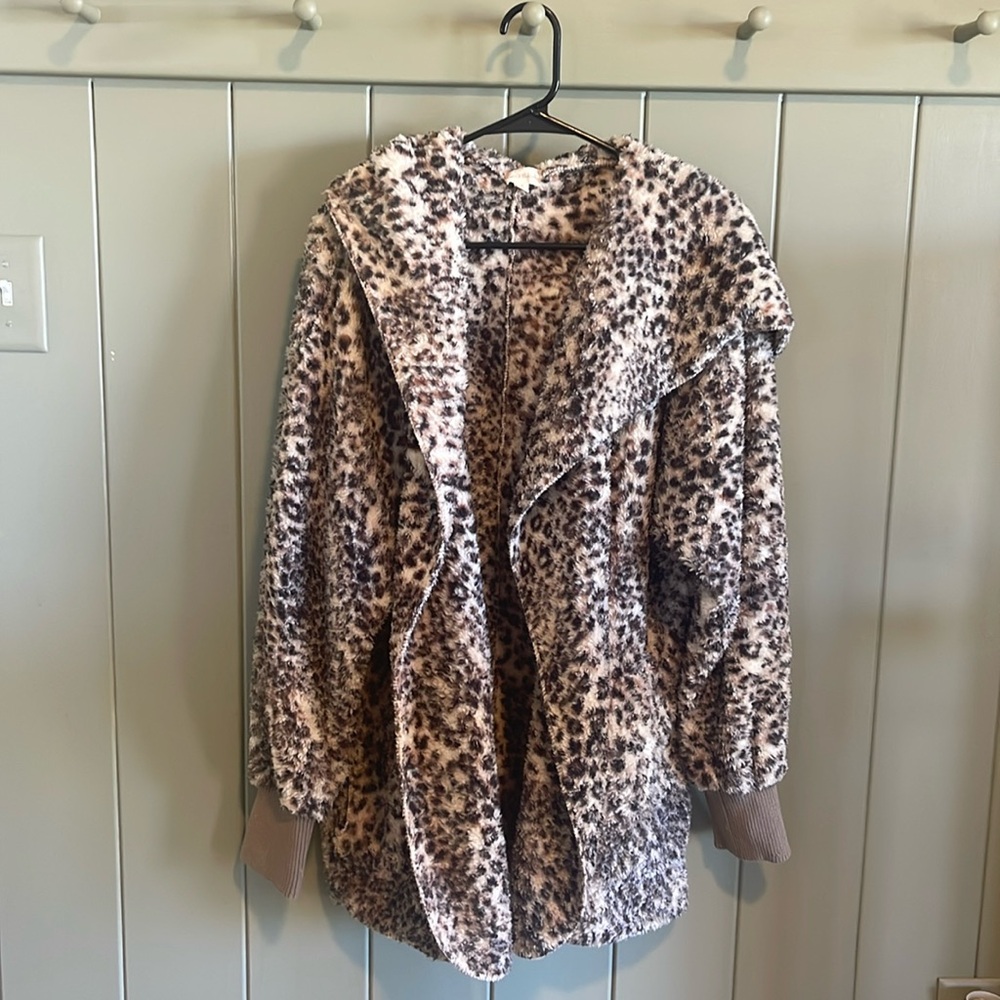 Hem and Thread Cheetah fur coat or sweater one size fits up to size 14. Leopard